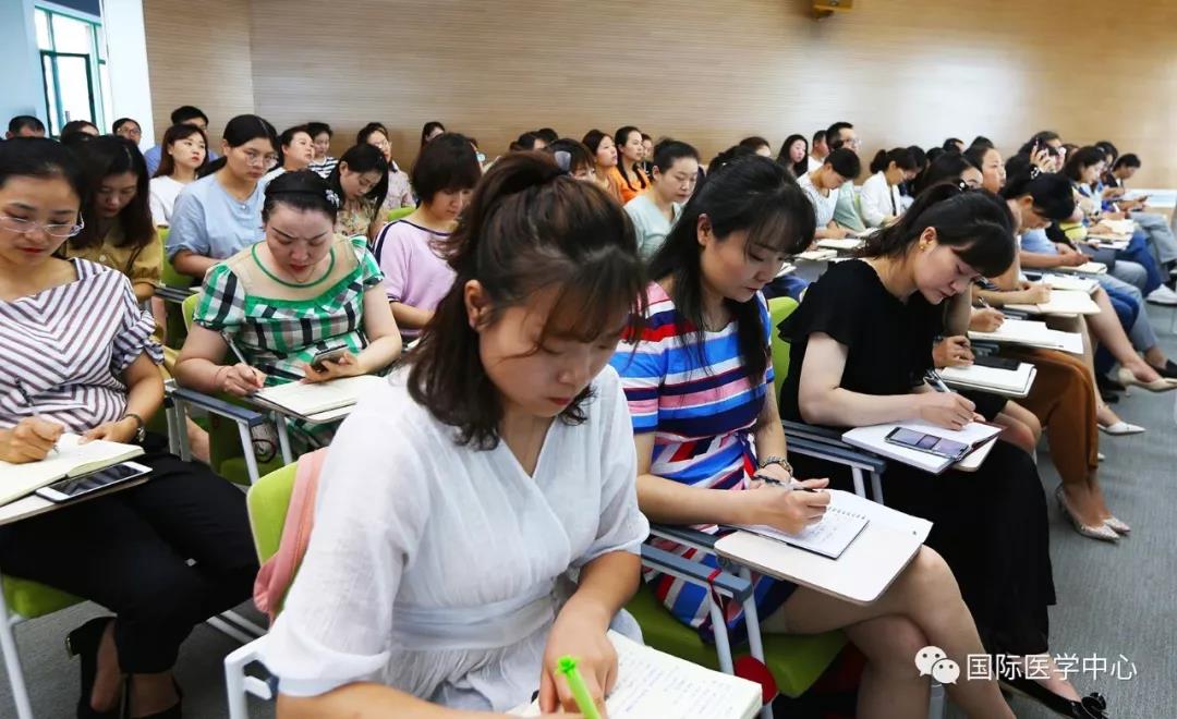 西安國際醫(yī)學(xué)中心舉辦為期兩天的科主任、護(hù)士長培訓(xùn)