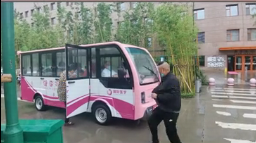 暖心！醫(yī)院下雨天安排擺渡車