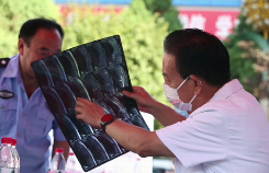 63歲的腫瘤專(zhuān)家南克俊教授到延安進(jìn)行義診活動(dòng)