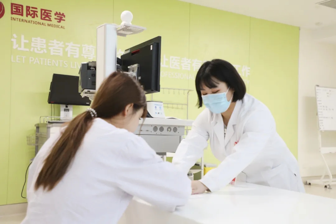 出院手續(xù)床前辦理，「移動(dòng)結(jié)算車」便民又惠民！
