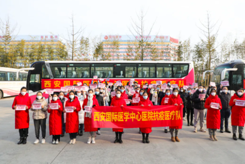 又有 300 余名醫(yī)護人員逆行出征，奔赴核酸采樣點
