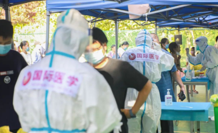 泡白的雙手，濕透的衣服，高溫天氣下的這些“大白”讓人心疼