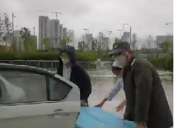 大雨天突遇車禍，從安保到醫(yī)護(hù)人員接力營救