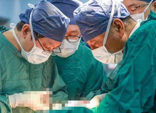 挑戰(zhàn)胸外領(lǐng)域“珠峰”！他為71歲老人摘除胸內(nèi)巨大罕見腫瘤