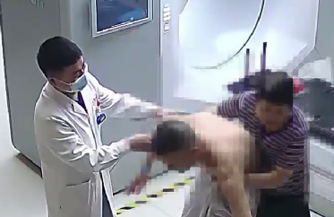 驚險！患者險些跌倒，醫(yī)生跳過治療床扶患者