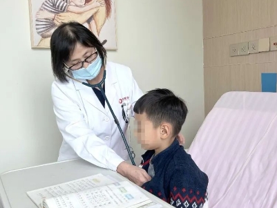 支原體肺炎來(lái)了！住院扎堆，學(xué)習(xí)桌搬到病房，孩子邊寫(xiě)作業(yè)邊打點(diǎn)滴