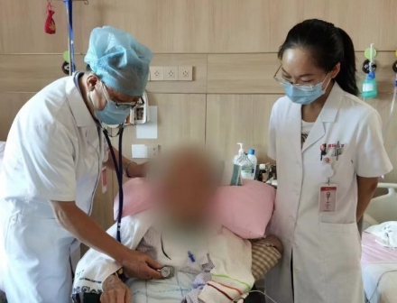 多次渡過險關，身患重疾的92歲老人在醫(yī)院度過了四個不平凡的生日