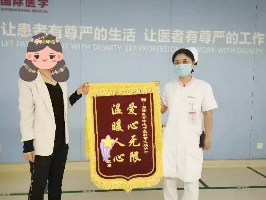 點(diǎn)贊正能量！95后護(hù)士救下走失老人 暖心一扶顯大愛(ài)