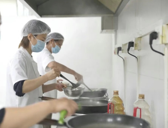 灶火燃起時(shí)，醫(yī)院飄出“家的味道”