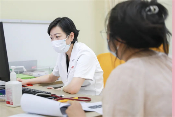 生長發(fā)育、視力矯治、泌尿外科……暑假未到，兒科門診已排起長隊