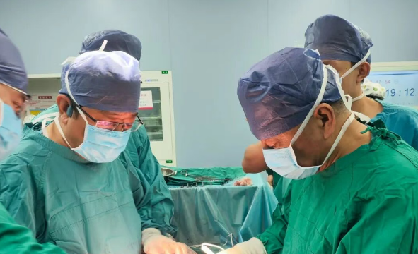15cm巨瘤纏死主動脈，醫(yī)生11小時“換血”拆彈：這是在豆腐上繡花