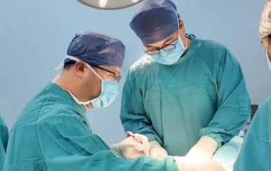 1/4顱骨被切，頭皮只剩1/3厚！76歲老人重塑“天靈蓋”…