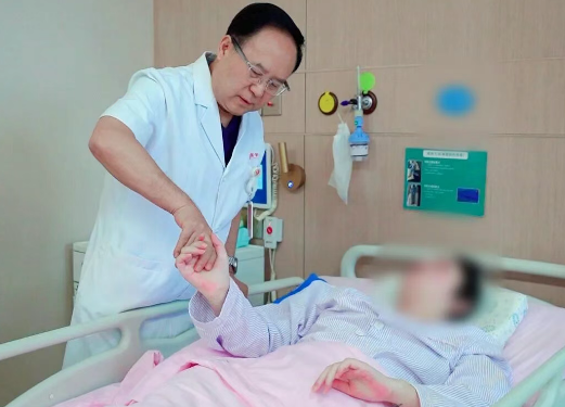 “智能教練”來了！賀西京團隊用AI為截癱患者“定制”理想步態(tài)