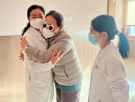 牙出血、嘴起泡、眼發(fā)紅…“她這不是上火，是兇險的白血??！”